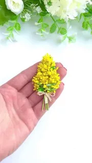 Яркая брошь