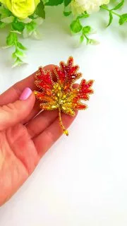 Брошь «Кленовый лист»