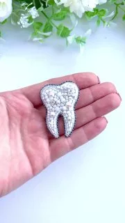 Брошь «Зуб»