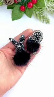 Броши: Кролик, Рукавичка и Символ года