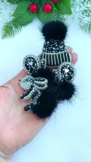 Броши: Шапочка, Варежка и Зайчик