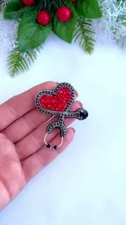 Броши: Медику и Доктору