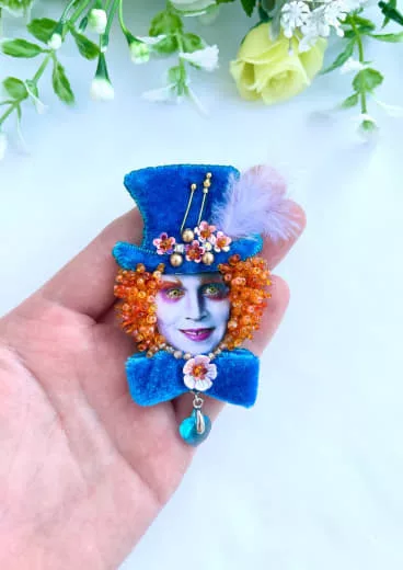 Брошь «Шляпник»