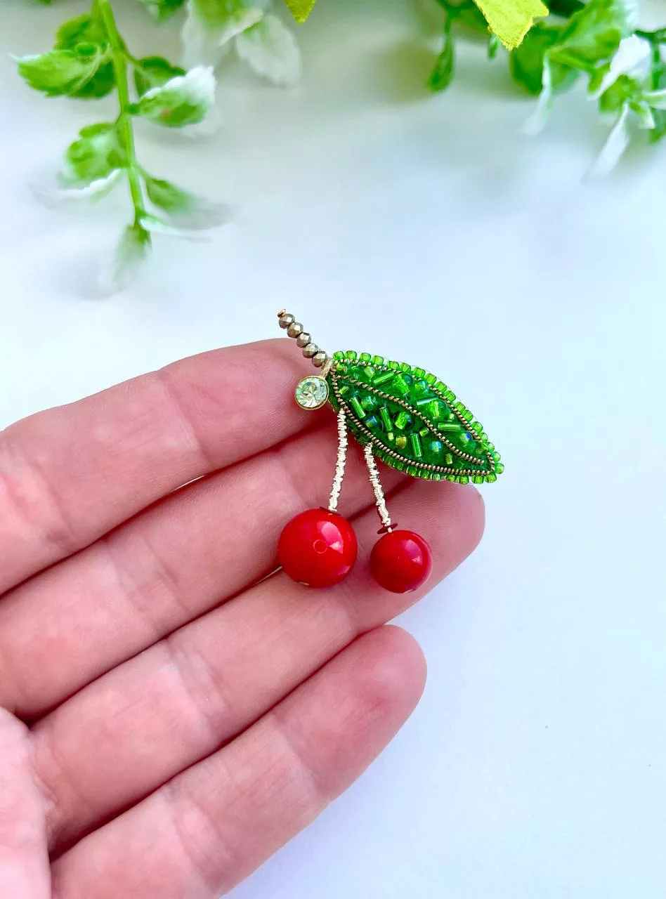 Брошь «Вишенки»