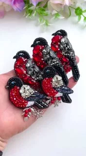 Брошь «Снегирь со снежинкой»