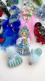 Подборка зимних брошей