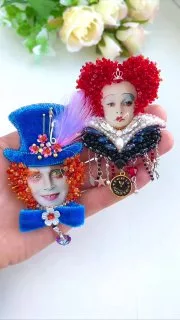 Броши: Шляпник и Красная королева