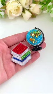 Броши: Глобус, Книги и Школа