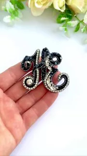 Броши: Буква и Инициалы
