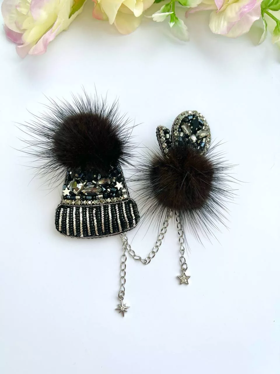 Броши: Шапка, Рукавичка и Шапочка с рукавичкой