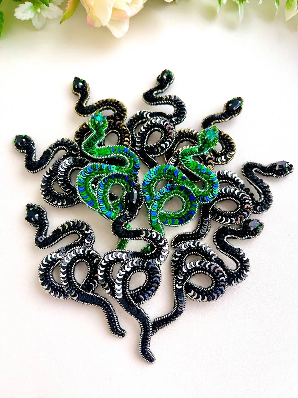 Броши: Змея, Символ 2025 и Снежинка