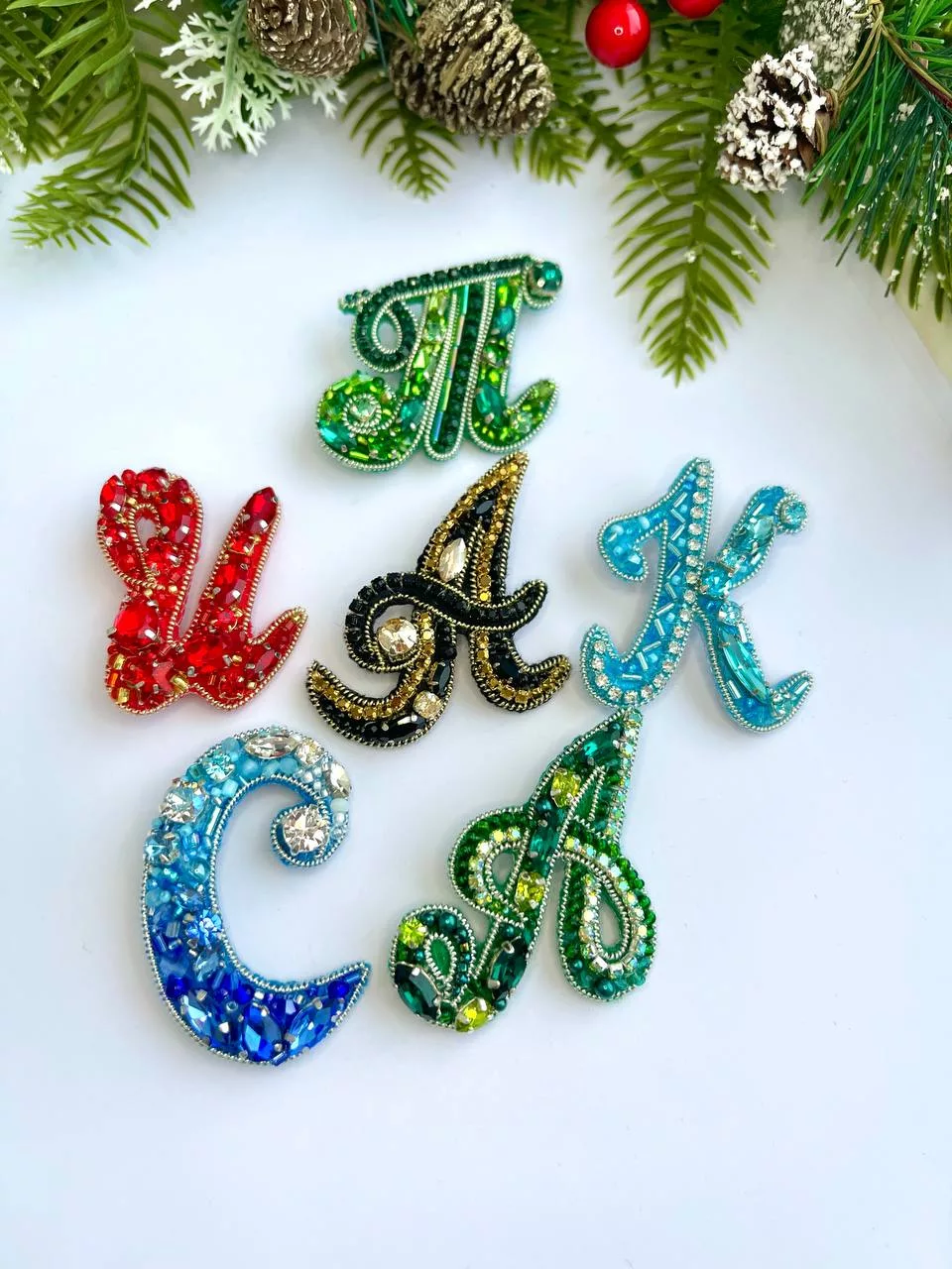 Броши: Буква и Инициалынв