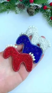 Броши: Лошадь и Ноаогодняяброшь