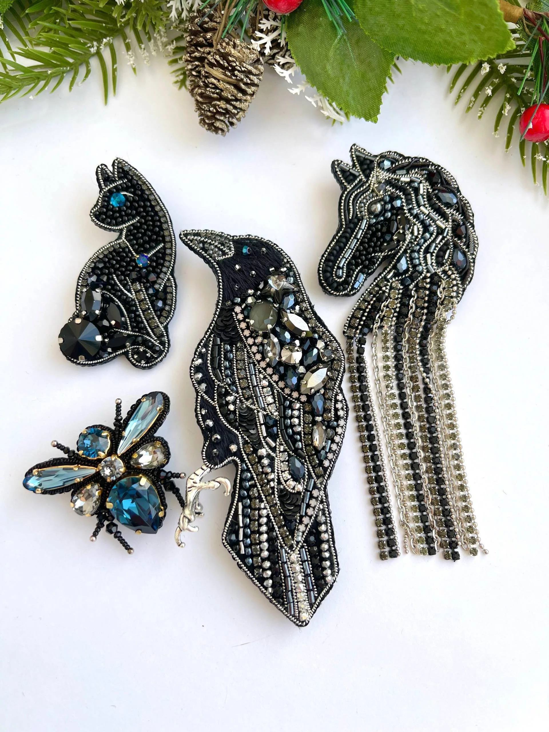 Подборка чёрно-серебристых брошей