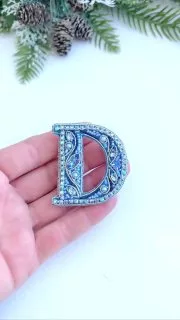 Брошь «Буквагт»