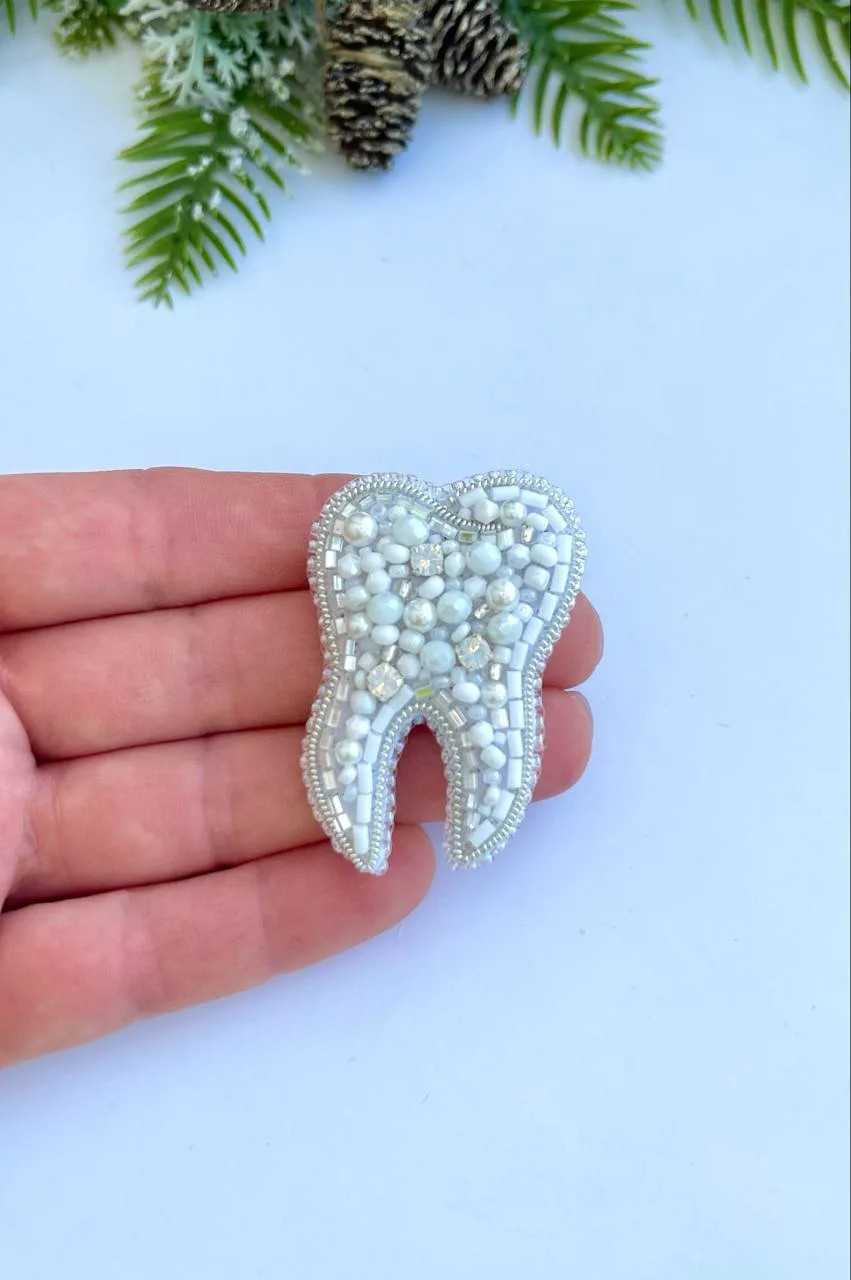 Брошь «Зуб»