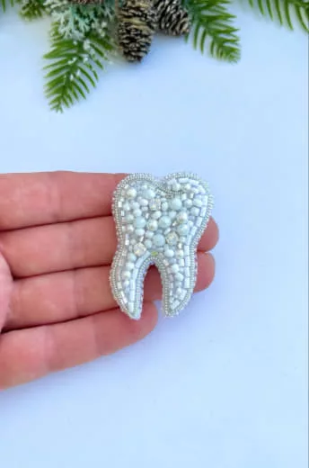 Брошь «Зуб»