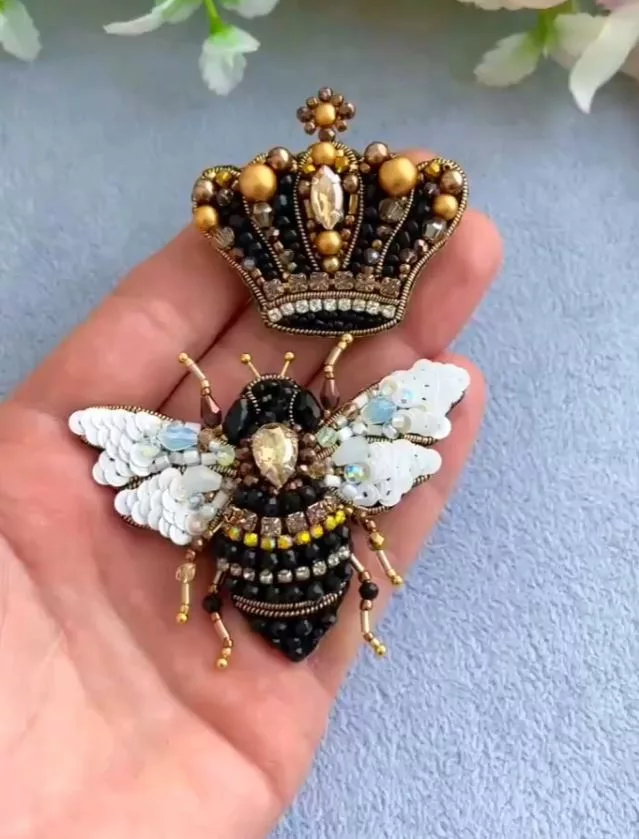 Комплект брошей – бабочка и корона